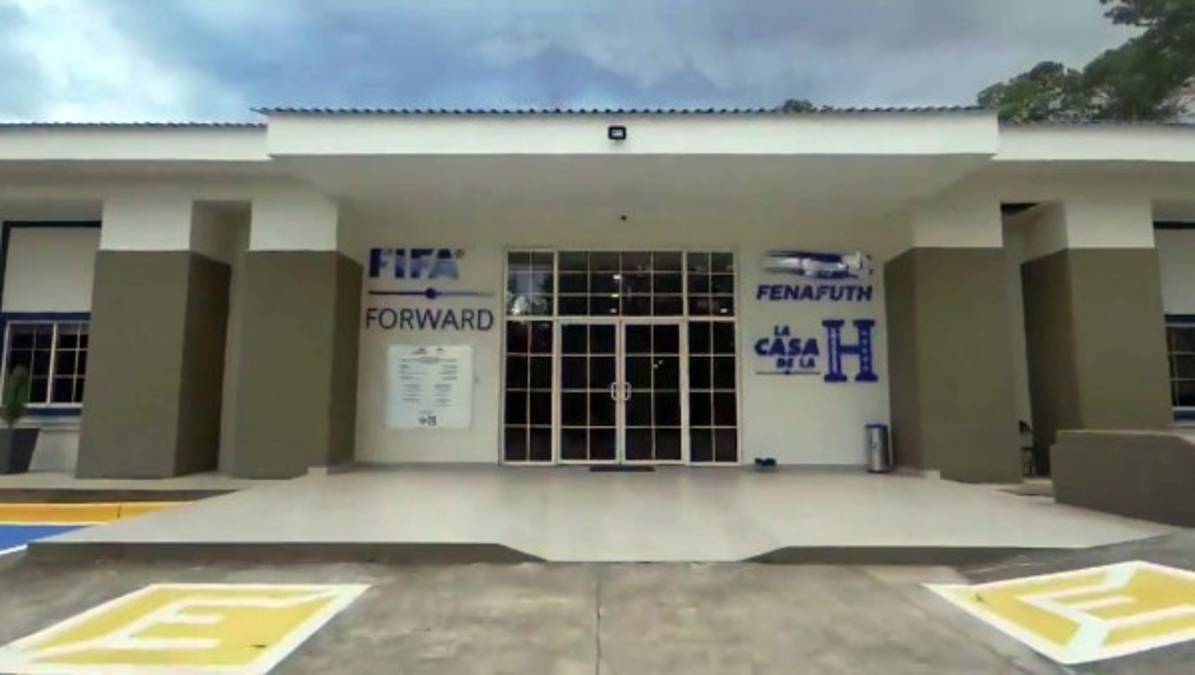 Homenaje a Chelato Uclés: la cancha sintética del hotel de la 'H' en Siguatepeque llevará su nombre