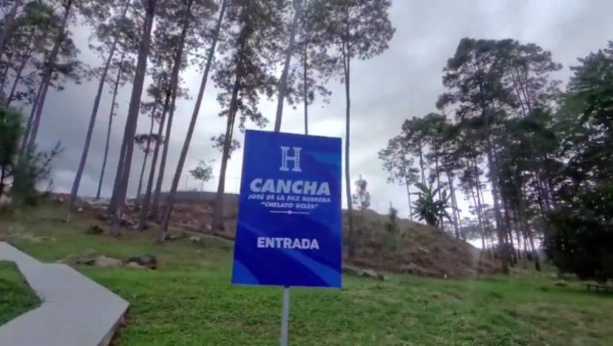 Homenaje a Chelato Uclés: la cancha sintética del hotel de la 'H' en Siguatepeque llevará su nombre