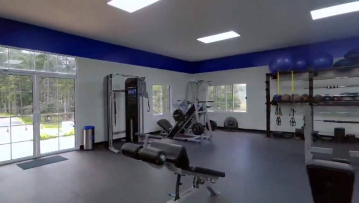 Homenaje a Chelato Uclés: la cancha sintética del hotel de la 'H' en Siguatepeque llevará su nombre