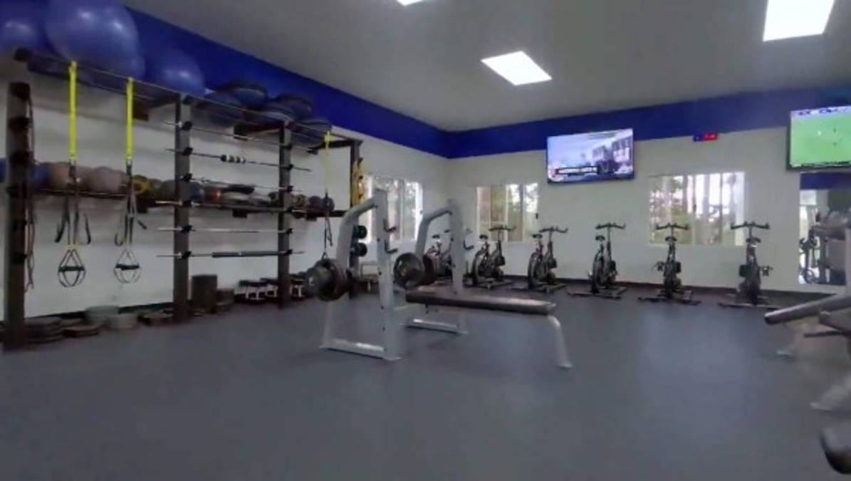 Homenaje a Chelato Uclés: la cancha sintética del hotel de la 'H' en Siguatepeque llevará su nombre