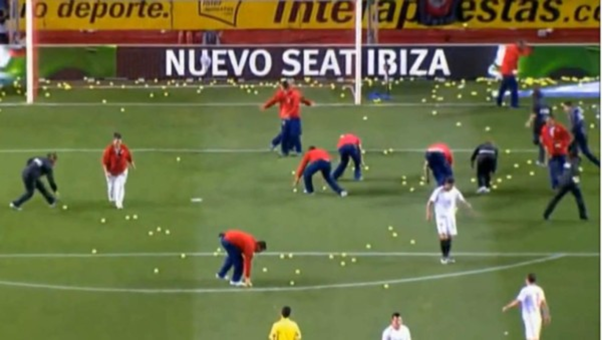 Cientos de personas cortan el tráfico a las puertas del Camp Nou previo al Clásico
