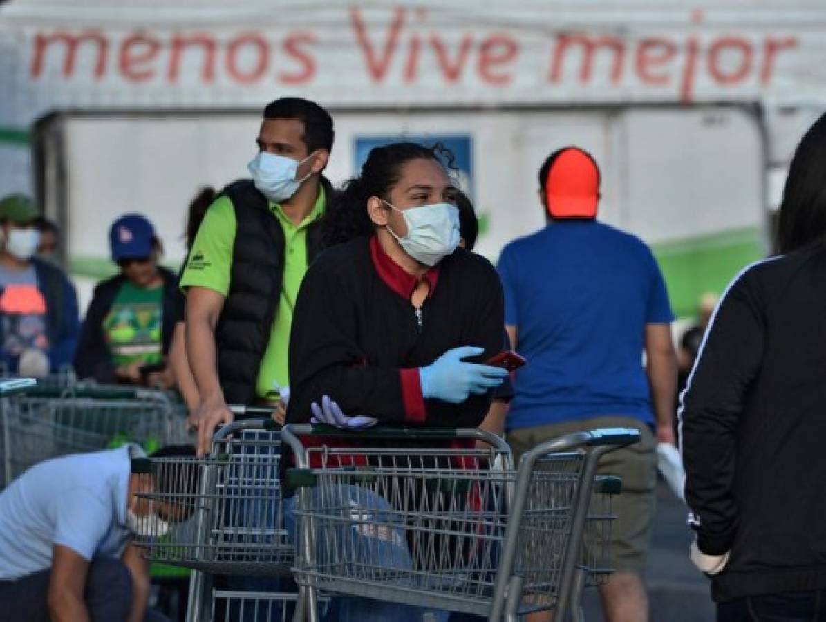 Protocolo higiénico, gel y mascarillas: Largas filas de capitalinos para poder comprar alimentos