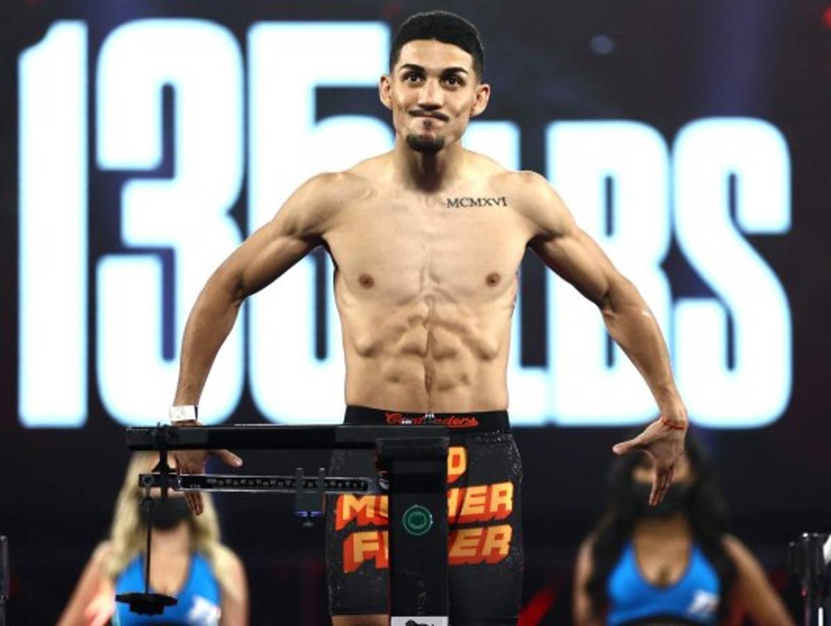 ¡Electrizante! Así fue el intenso careo de Teófimo López y Lomachenko en la ceremonia de pesaje