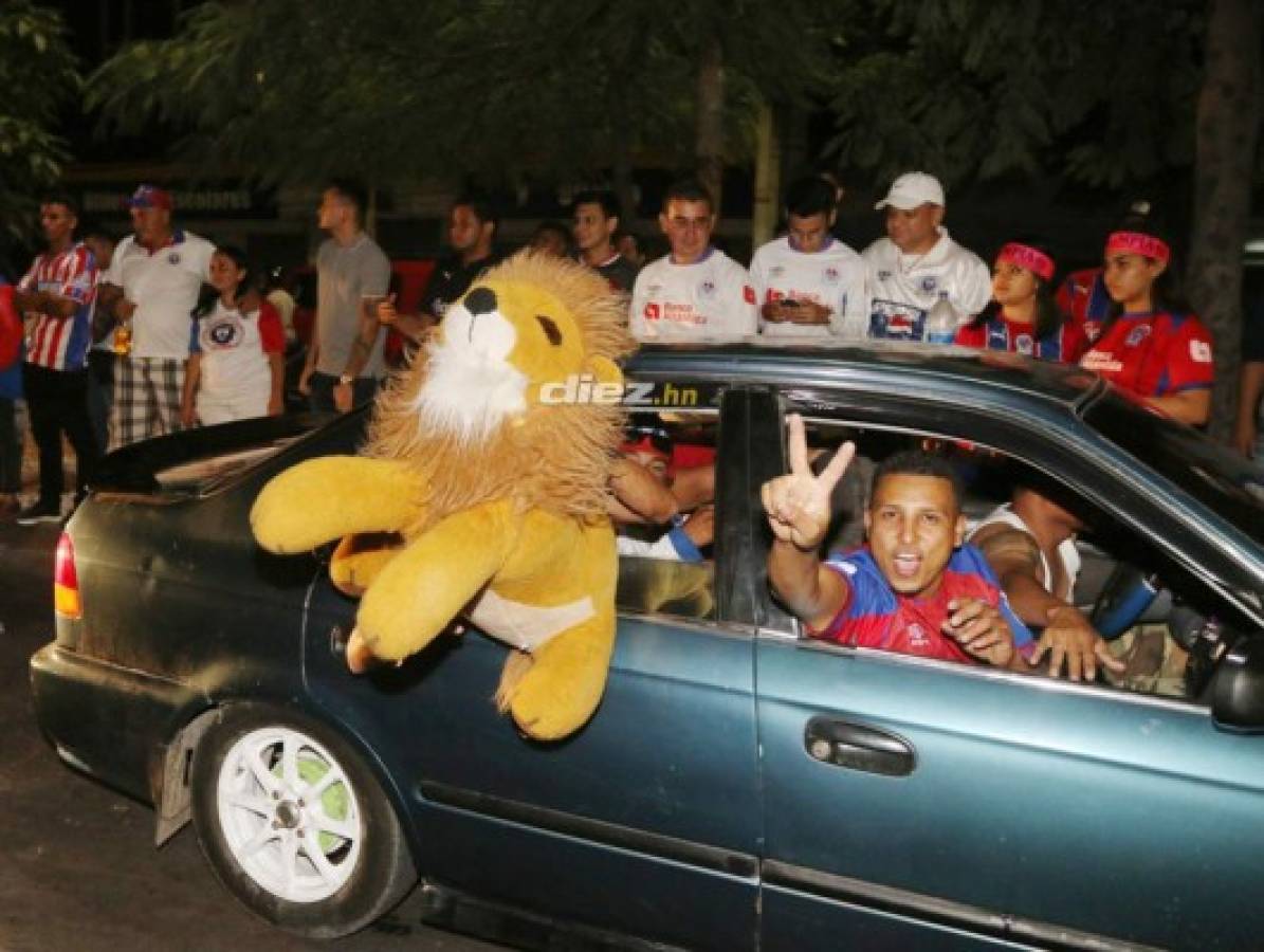 Afición de Olimpia armó un carnaval en las calles de Tegucigalpa festejando la 31