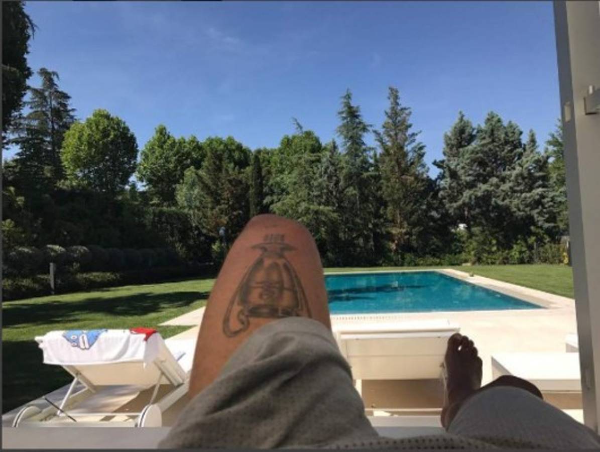 Los cracks del fútbol vacacionan y uno 'engaña' a su mujer en pleno vuelo