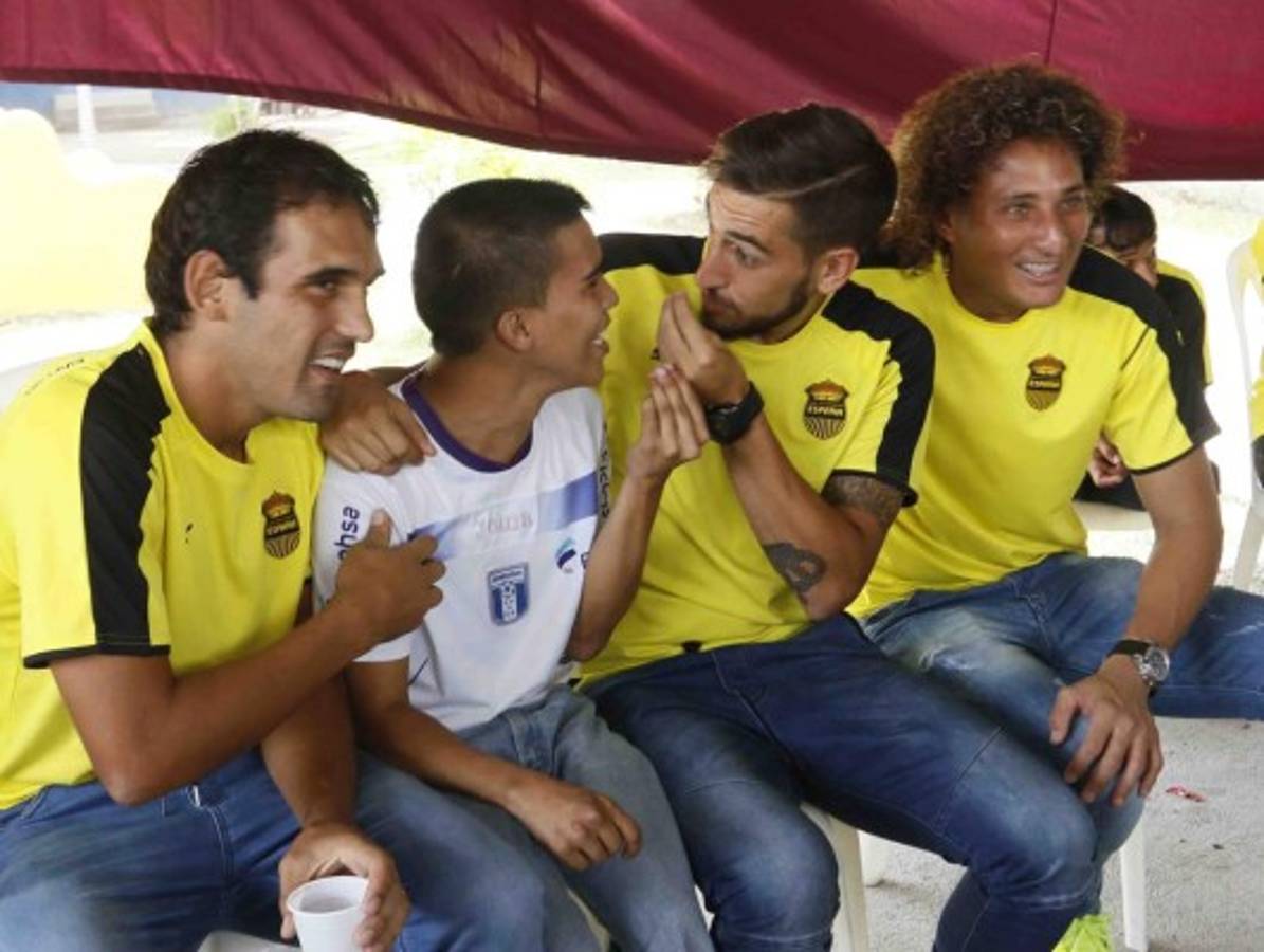 FOTOS: Real España consiente a los reyes de la casa en su día