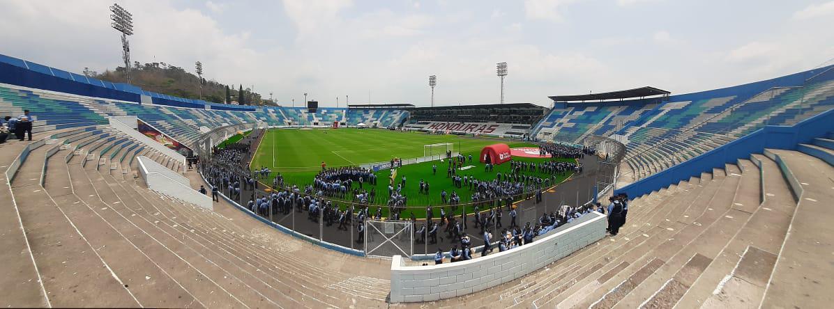 Olimpia-Olancho: Impresionante llenazo en el Nacional, el ‘loco’ que escaló una torre y futbolista reaparece como policía