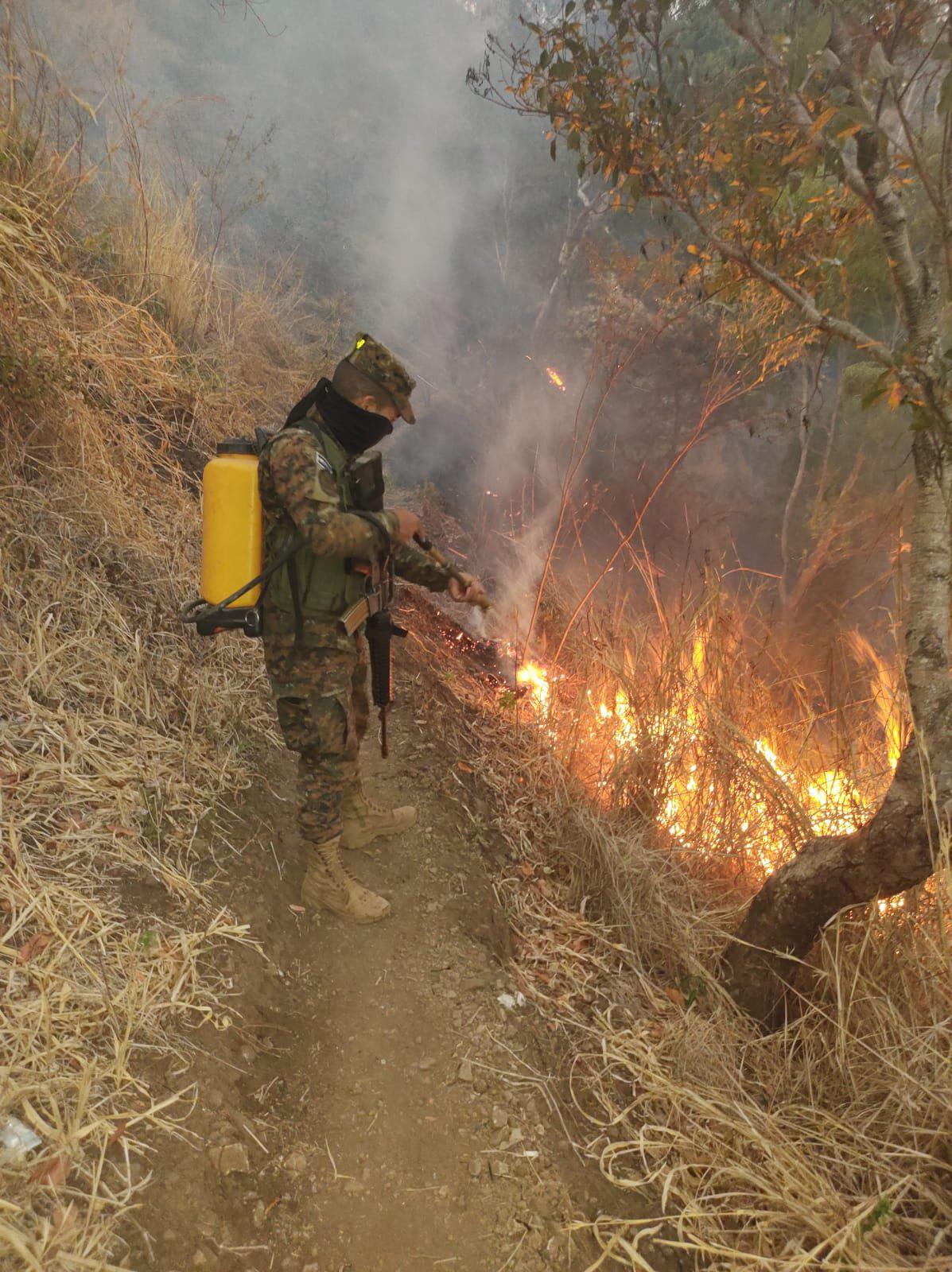 ¡Continúa activo! Así es el voraz incendio que no ha podido detenerse en las montañas de Santa Lucia