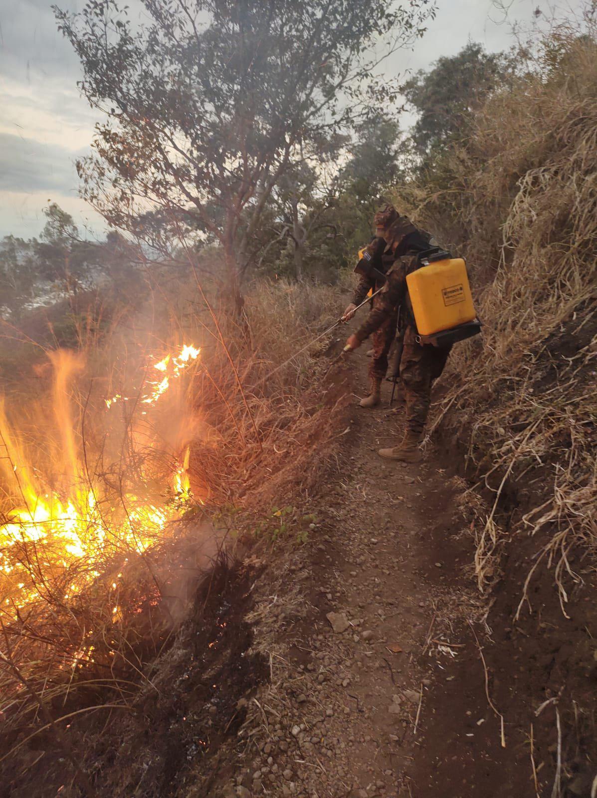 ¡Continúa activo! Así es el voraz incendio que no ha podido detenerse en las montañas de Santa Lucia