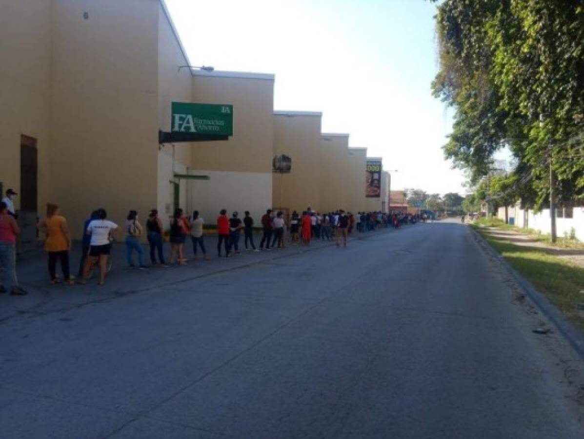 Hondureños abarrotan instituciones bancarias en medio del brote del covid-19