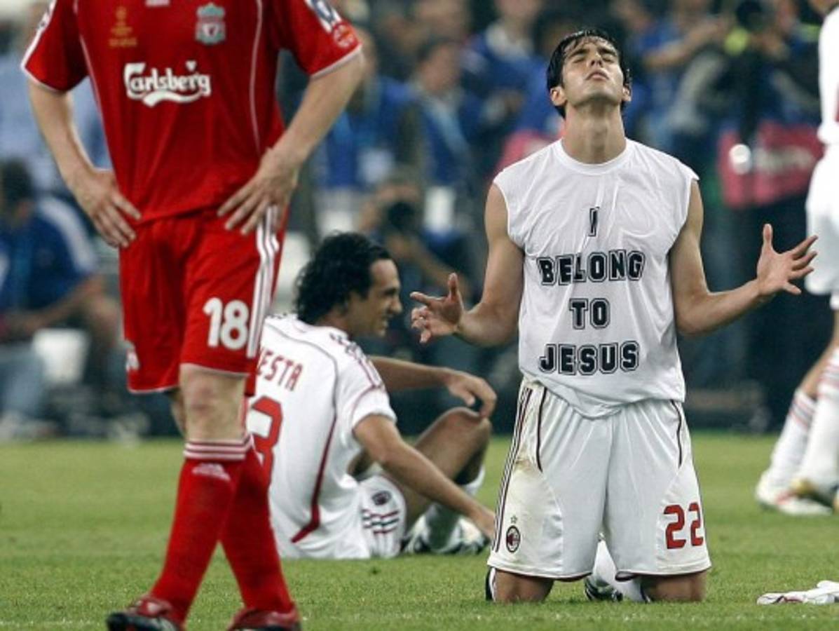 Futbolistas valientes que no le temen a una amarilla por mostrar su fe