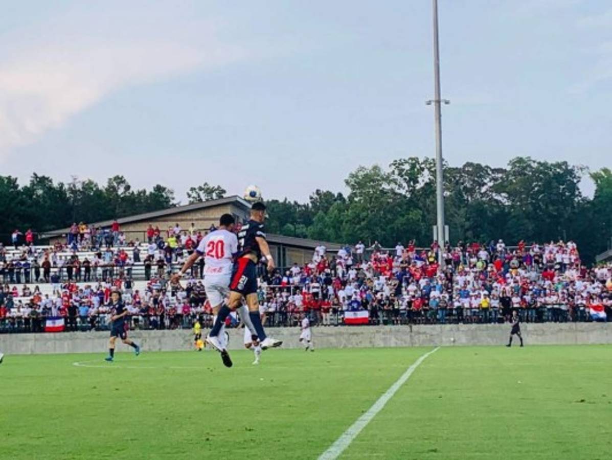 ¡El invasor que detuvó seguridad! Así se vivió en imágenes el amistoso entre Olimpia-Motagua en Charlotte