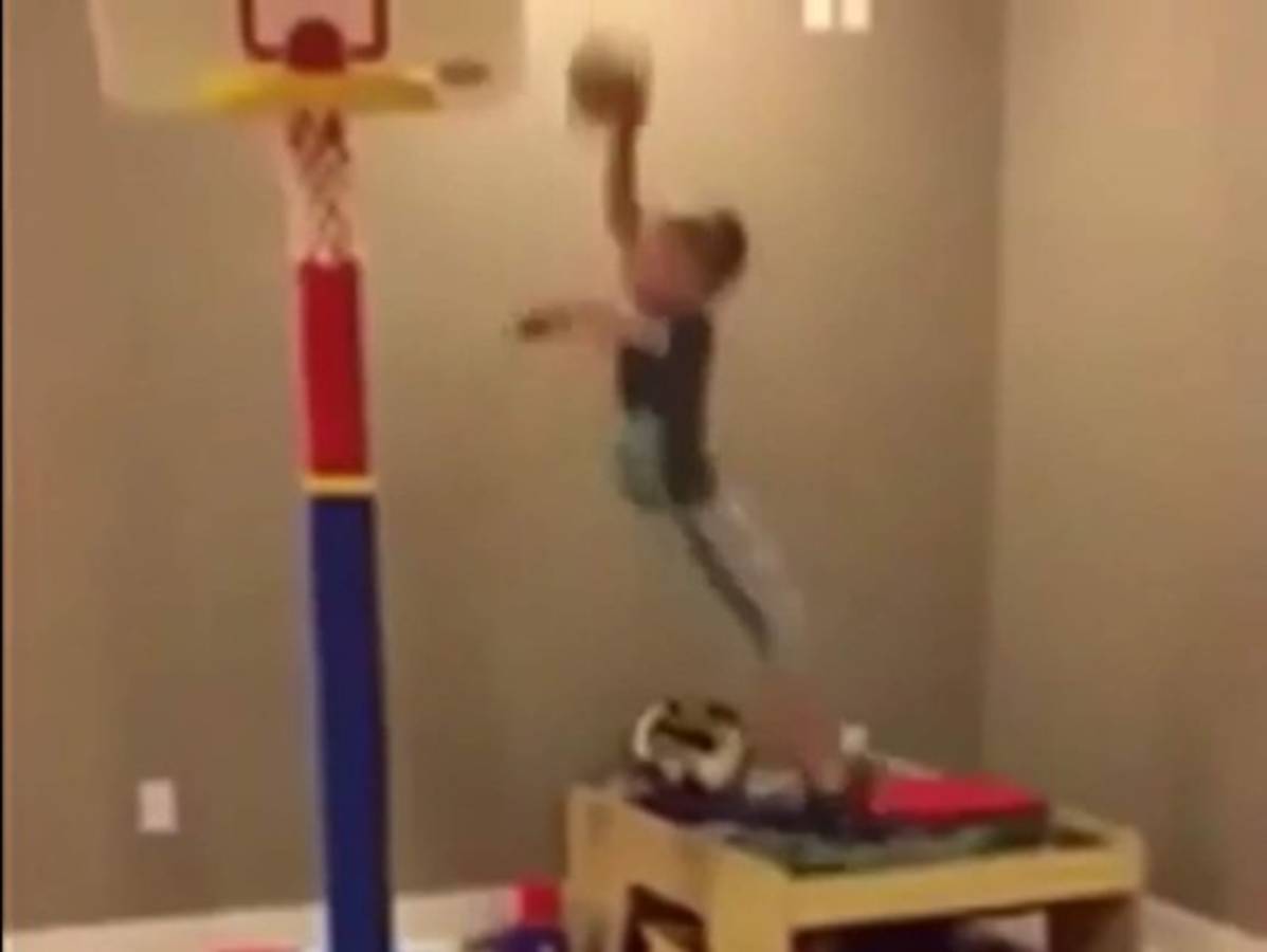 VIDEO: Niño intentó clavada a lo Jordan y terminó noqueado