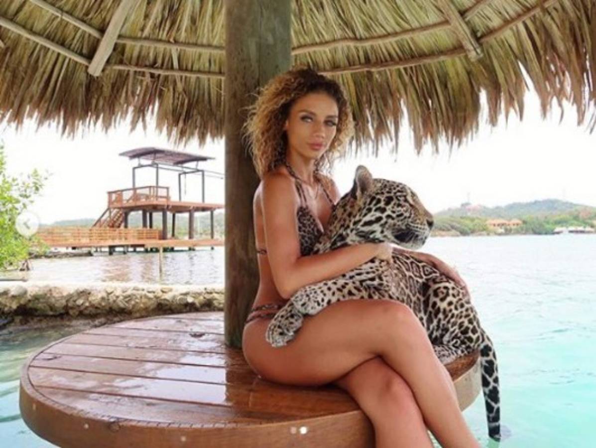 Jena Frumes, ex novia de jugador del Manchester United se divierte en Roatán