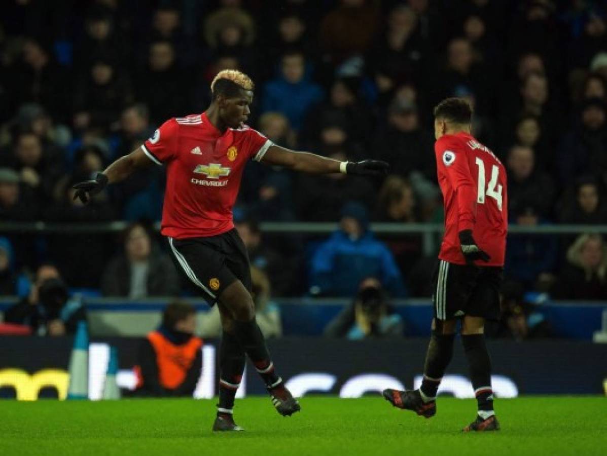 PP. Liverpool (United Kingdom), 01/01/2018.- Manchester United's Jesse Lingard (R) celebrates scoring the second goal with teammate Paul Pogba (L) during the English Premier League soccer match between Everton and Manchester United held at the Goodison Park, Liverpool, Britain, 01 January 2018. EFE/EPA/PETER POWELL EDITORIAL USE ONLY. No use with unauthorized audio, video, data, fixture lists, club/league logos or 'live' services. Online in-match use limited to 75 images, no video emulation. No use in betting, games or single club/league/player publications