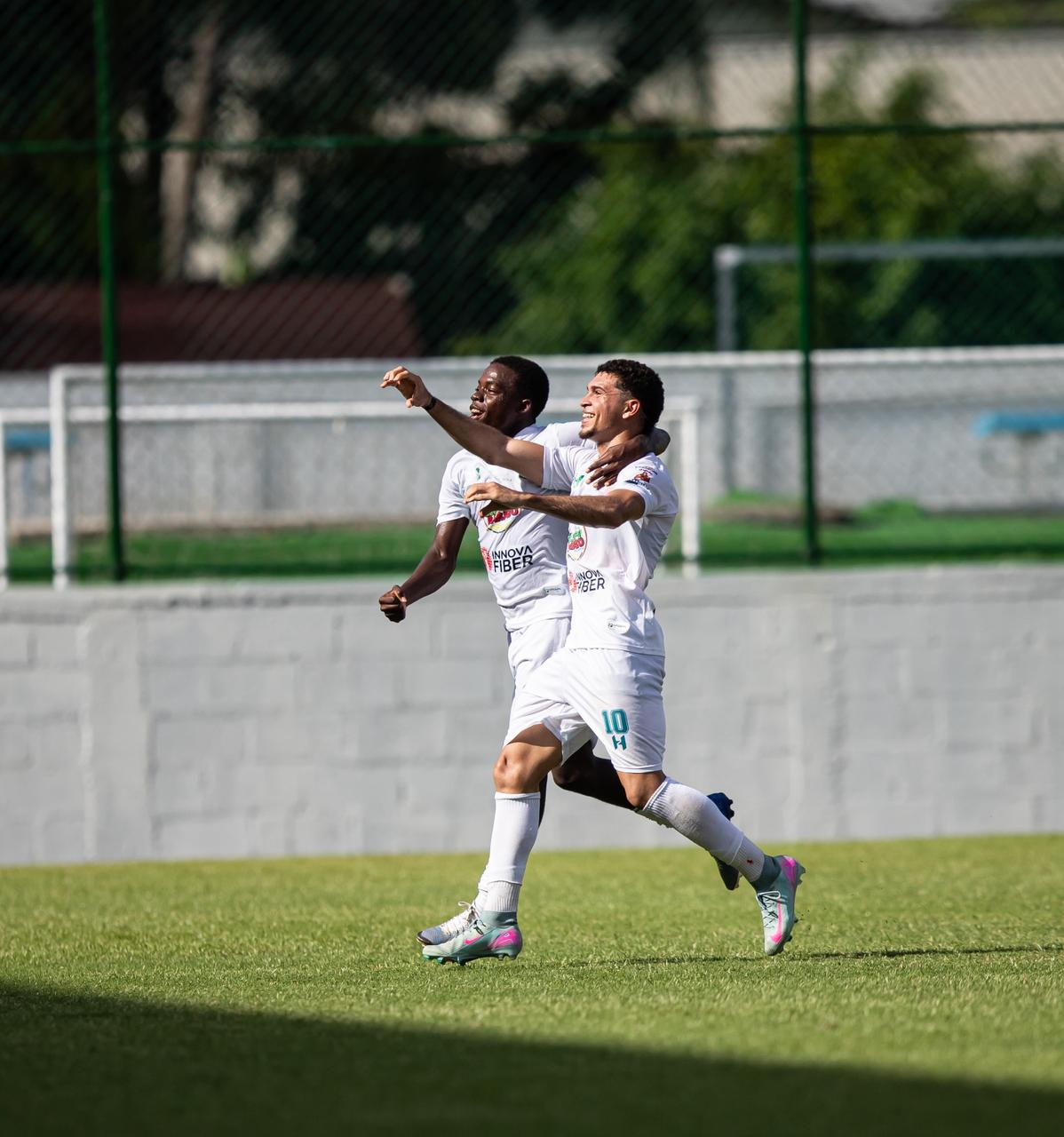 Platense domó a Marathón: la fiesta en el Excelsior, tarde soñada de 'Yio' Puerto y golazo de Wecolme
