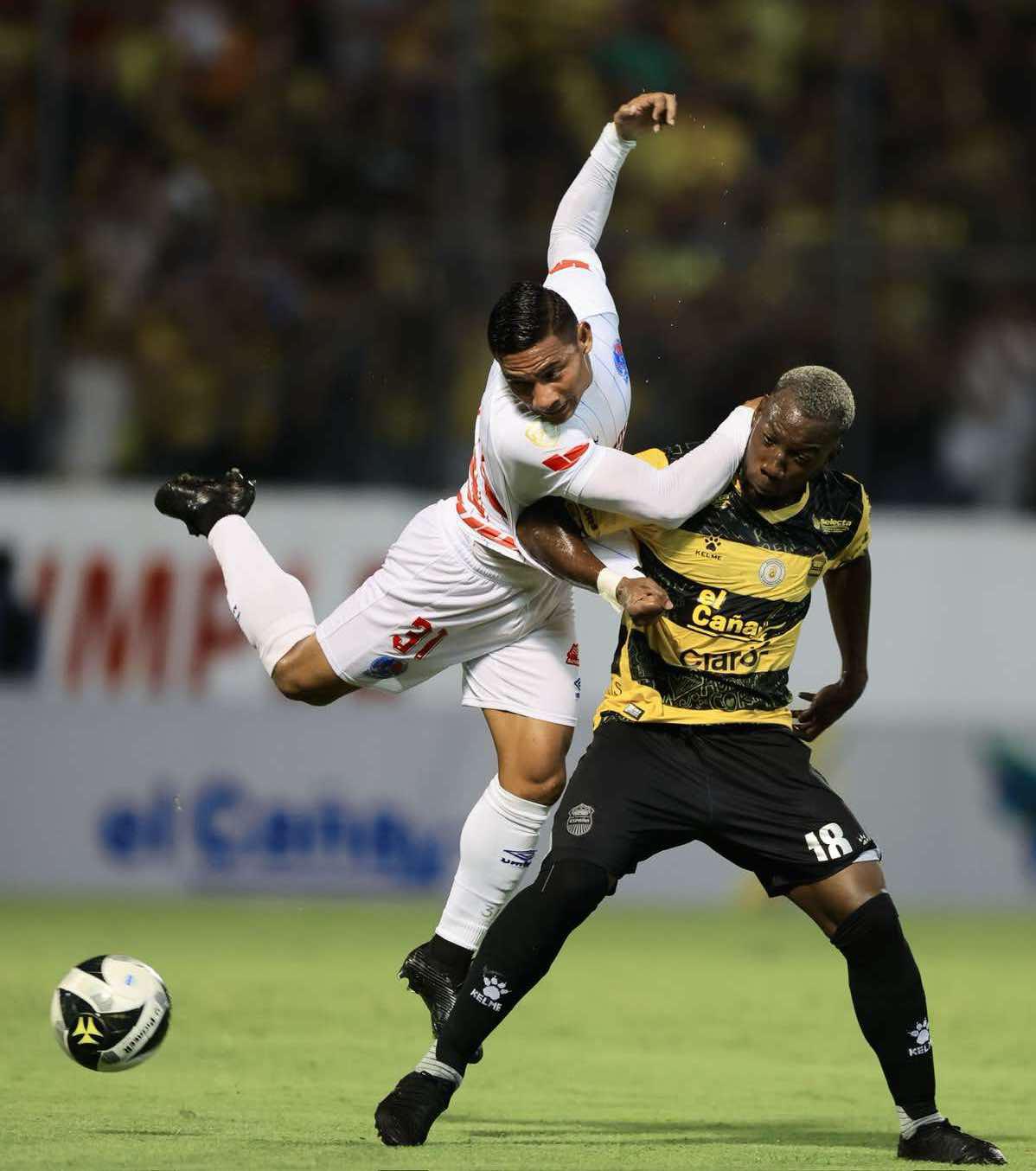 No se vio en TV: La tristeza de los jugadores del Olimpia por la crisis, bronca de Menjívar con la gente y el llenazo en el Morazán