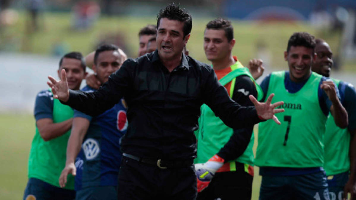 El look de Diego Vásquez en su primer partido como entrenador