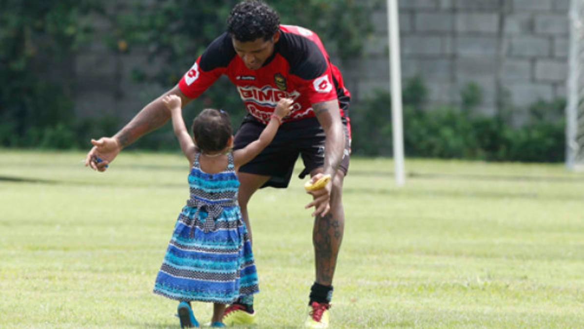Hija de Barahona lo anima durante entreno