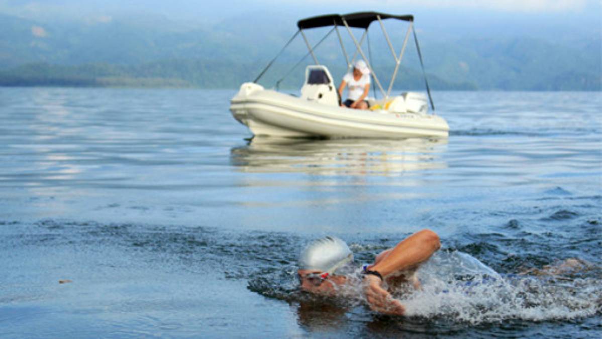 Andrés Egas cumple su reto y cruza nadando el Lago de Yojoa