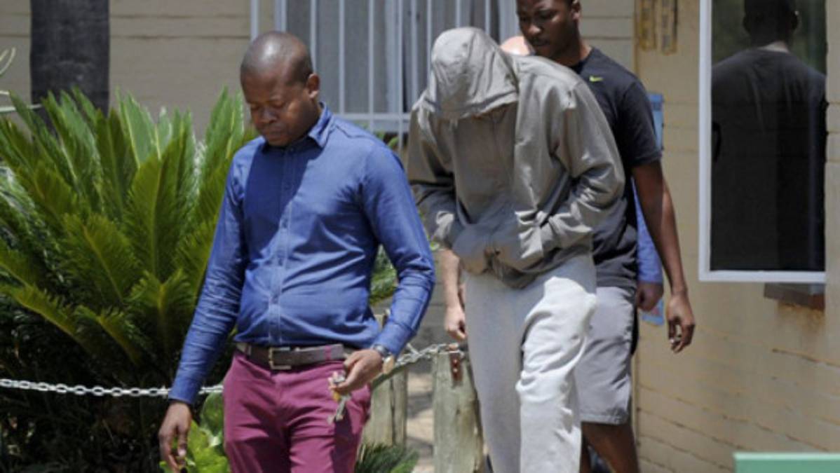 Pistorius, acusado de asesinar a su novia