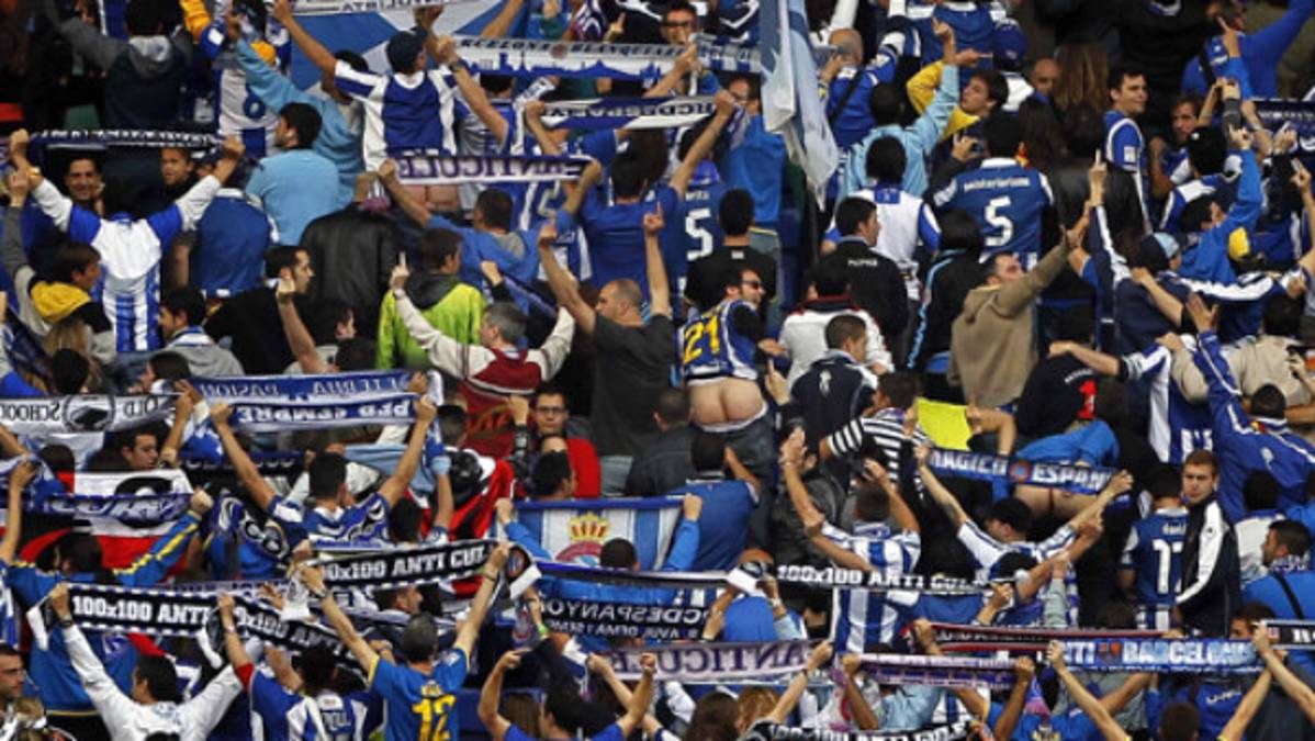 Aficionados del Espanyol dan la espalda al Barcelona durante pasillo