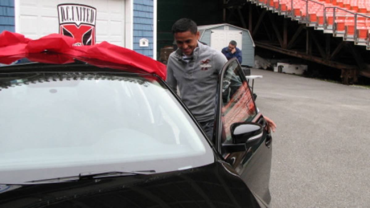 Andy Najar recibe un carro en su cumpleaños