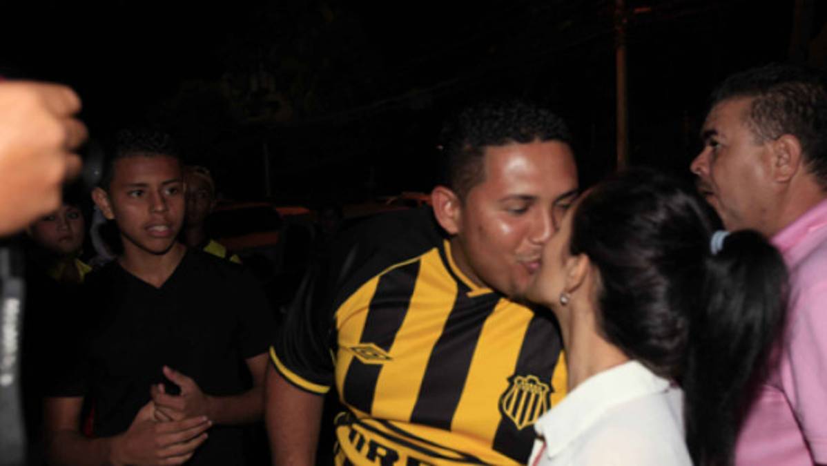 Un beso para ingresar a los juegos de Real España