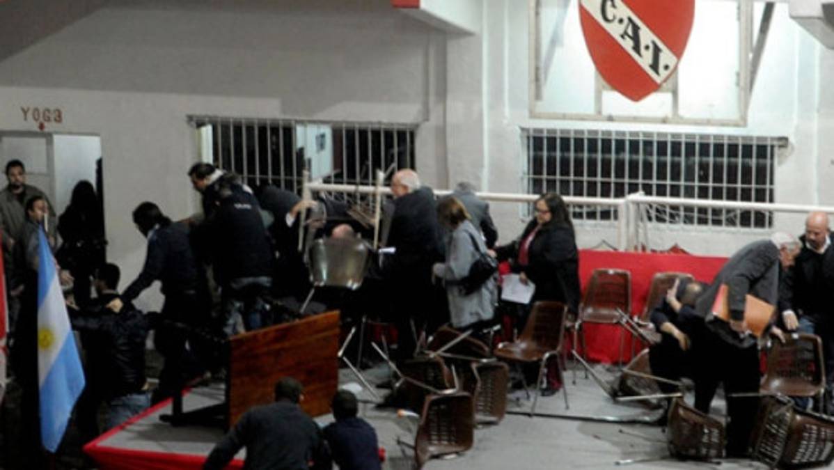Presidente del descendido Independiente es agredido por hinchas violentos