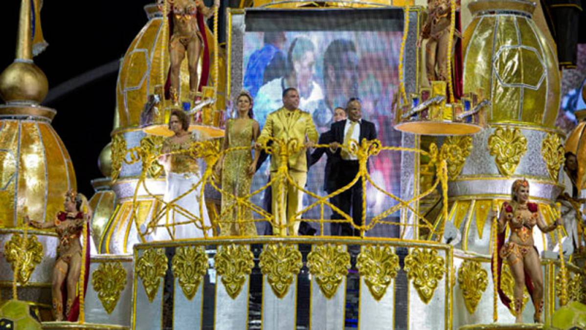 Ronaldo fue el Rey del Carnaval de Sao Paulo
