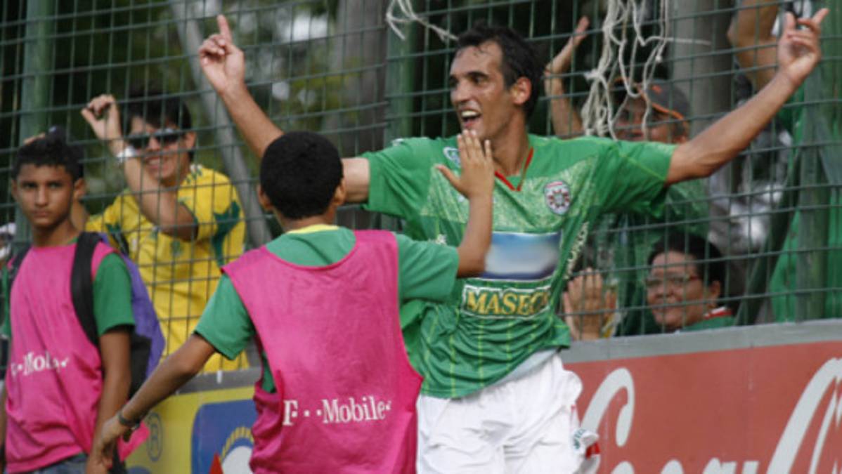 Marathón comenzó arrollando y con manita incluido