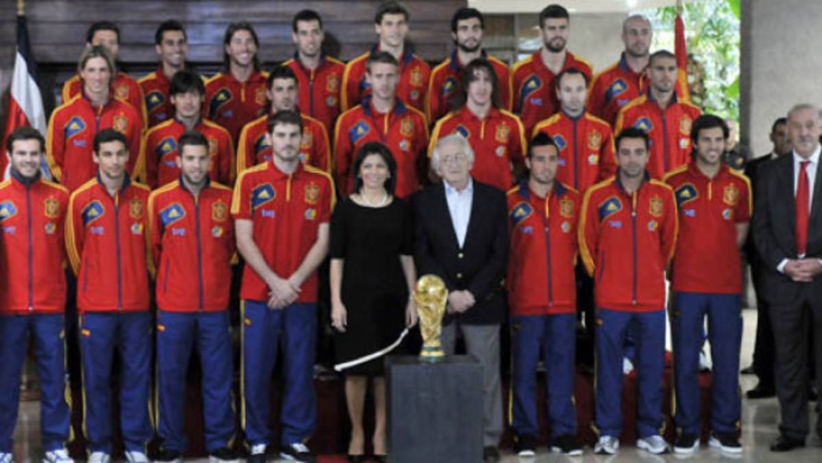 Iker Casillas se gana a los costarricenses