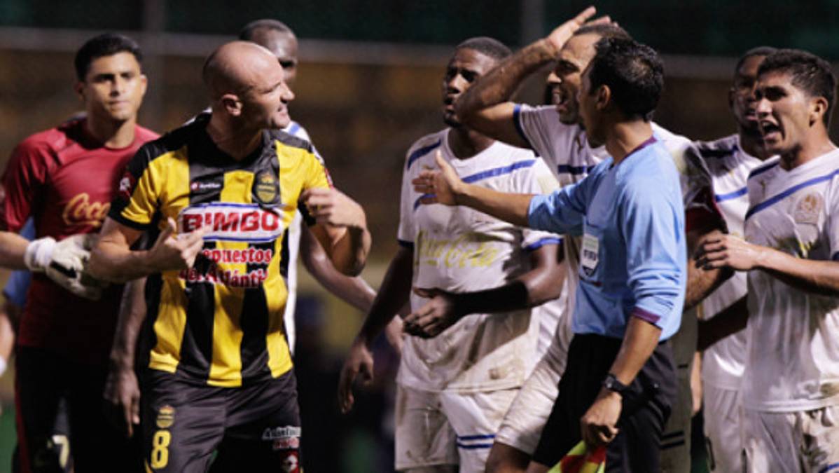 El clásico también tuvo errores arbitrales