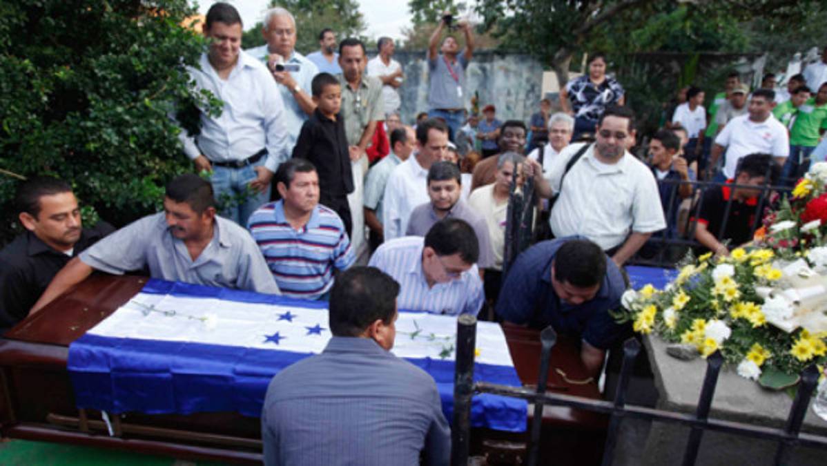 Llanto y serenata en sepelio de la 'Coneja” Cardona
