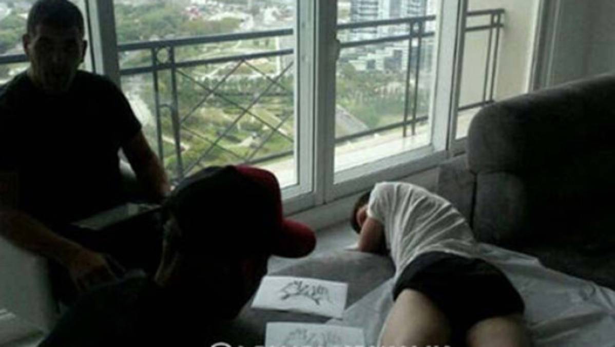 Messi se tatúa las manos y el nombre de su hijo Thiago