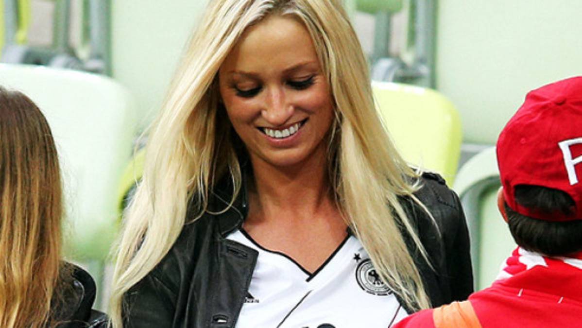 Las novias y esposas de los alemanes que engalanan la Euro