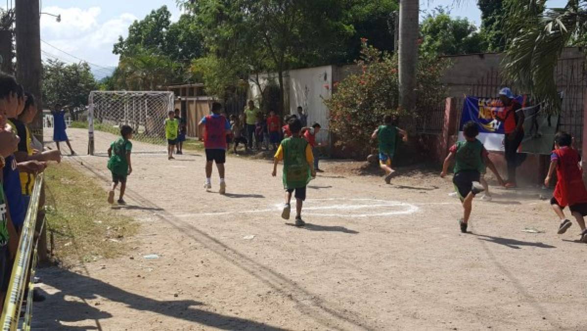 'La calle juega', el sueño por divertirse al fútbol que nace en Cofradía