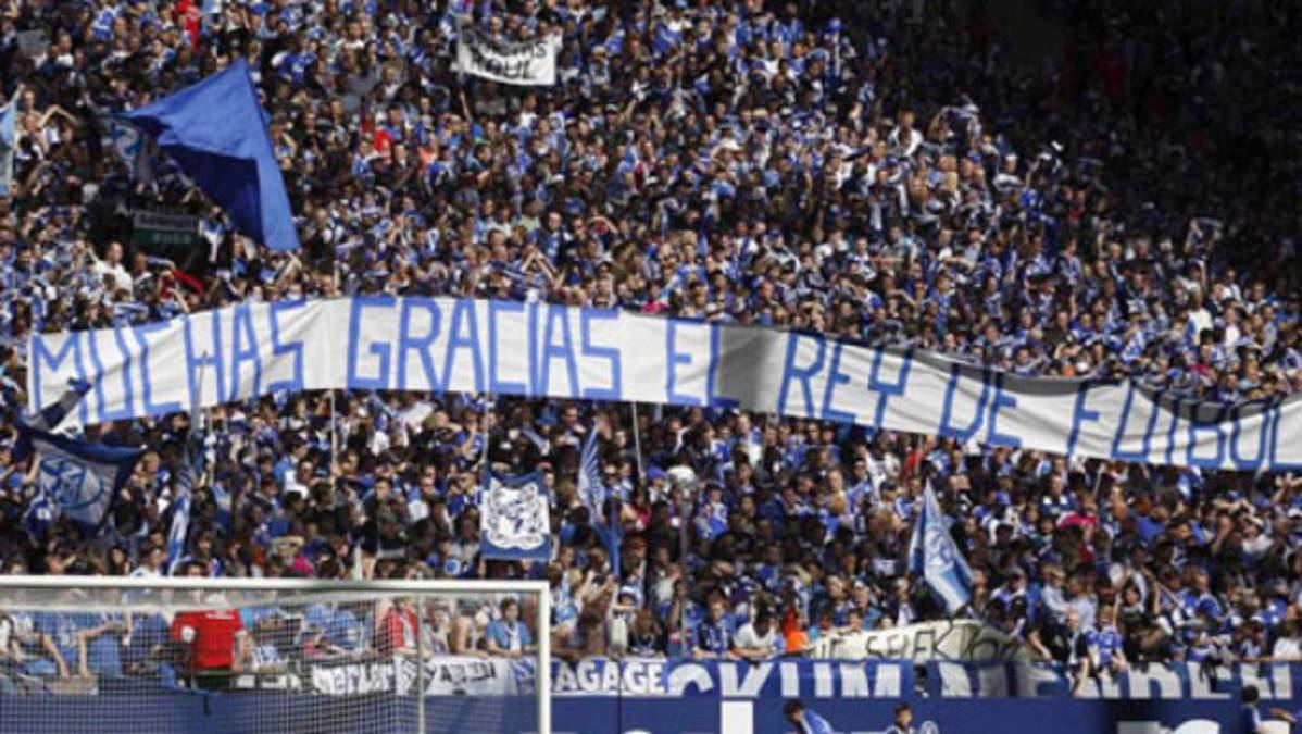 Raúl se despide con gol de la afición del Shalke