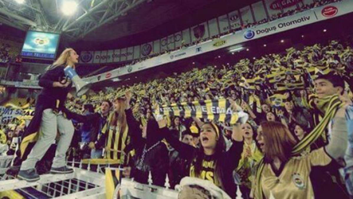 VIDEO: Fenerbahce goleó alentado por mujeres y niños