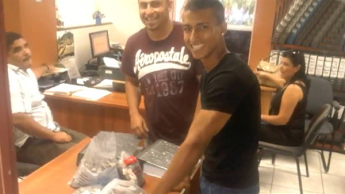 INSÓLITO: Jugador salvadoreño paga multa con monedas de un centavo