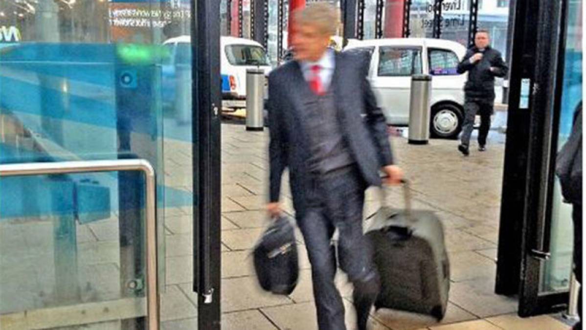 Arsene Wenger cayó dos veces este sábado en Liverpool
