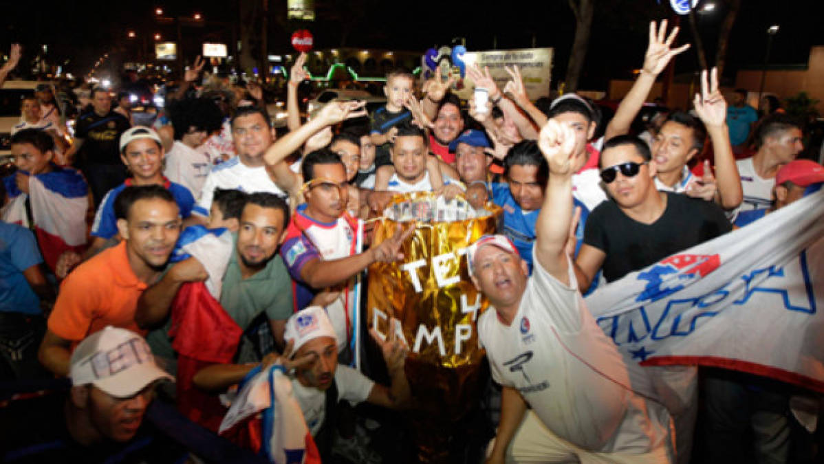 Los olimpistas celebrando en las calles