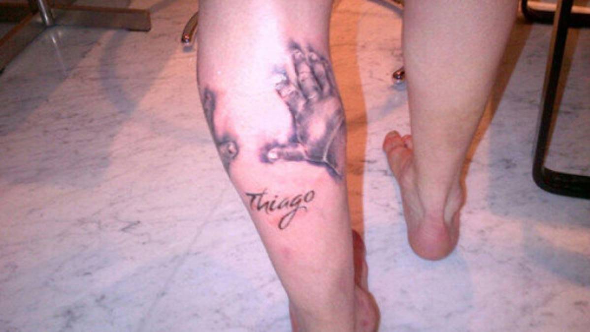 Messi se tatúa las manos y el nombre de su hijo Thiago