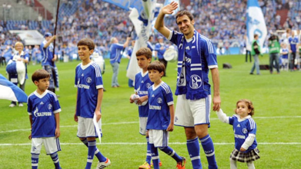 Raúl se despide con gol de la afición del Shalke