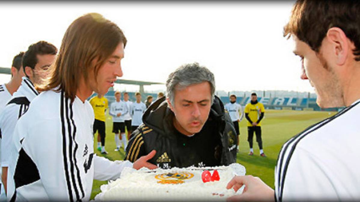 Mourinho recibe un pastel de felicitación