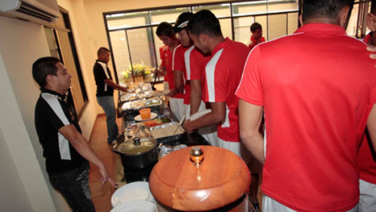 Jugadores del Olimpia almorzaron sopa de pollo y espaguettis