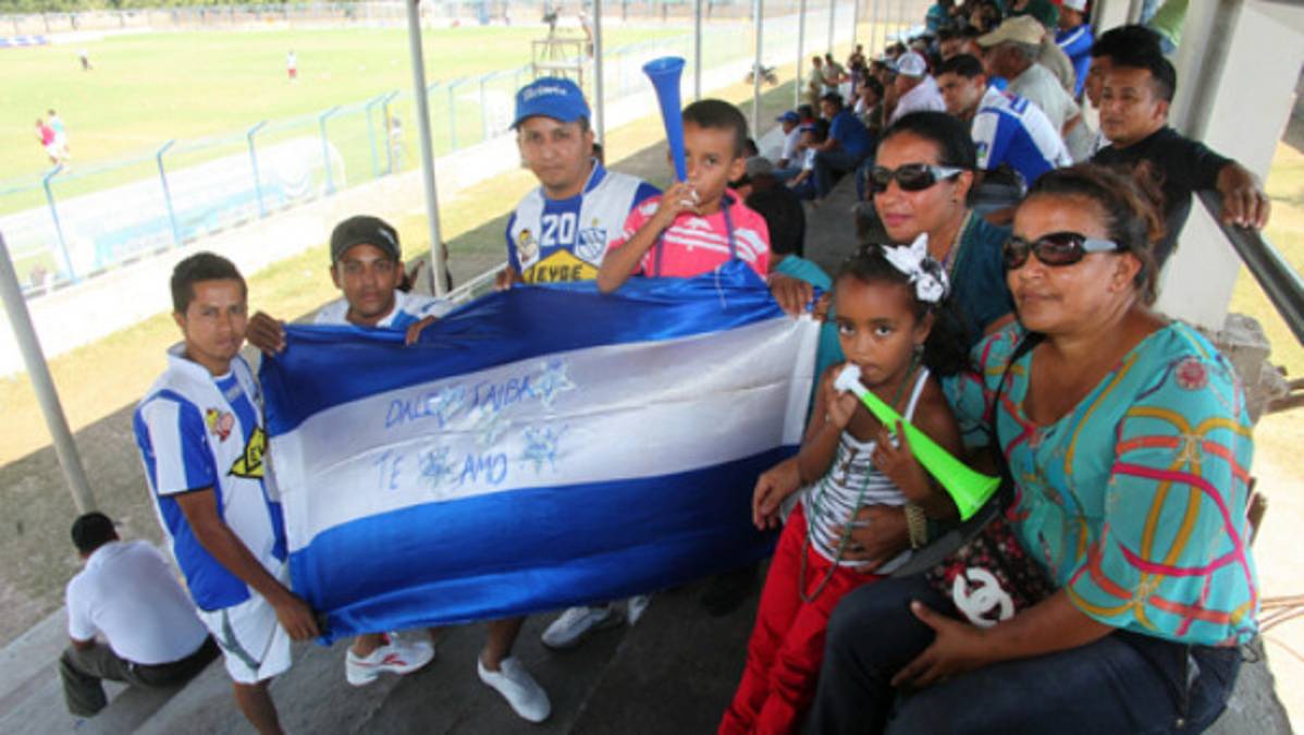 Fiesta en las calles de Olanchito, pero poco público en el estadio