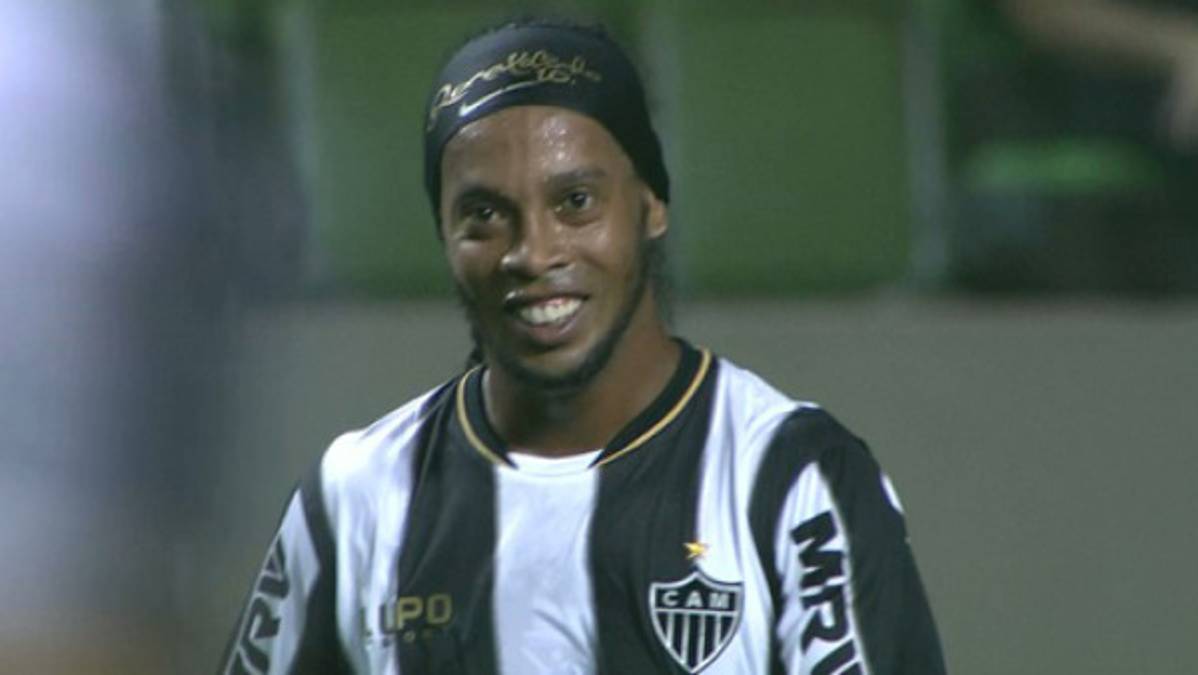 Ronaldinho muestra su nueva sonrisa