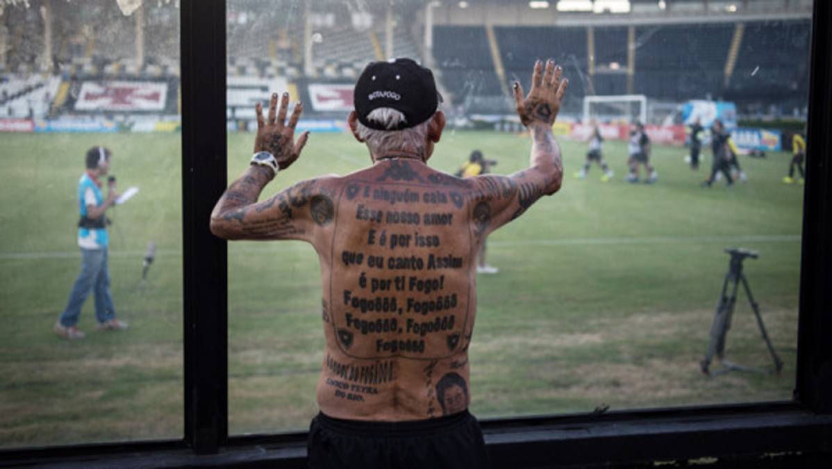 Brasileño loco por el fútbol lleva la camiseta del Botafogo a flor de piel
