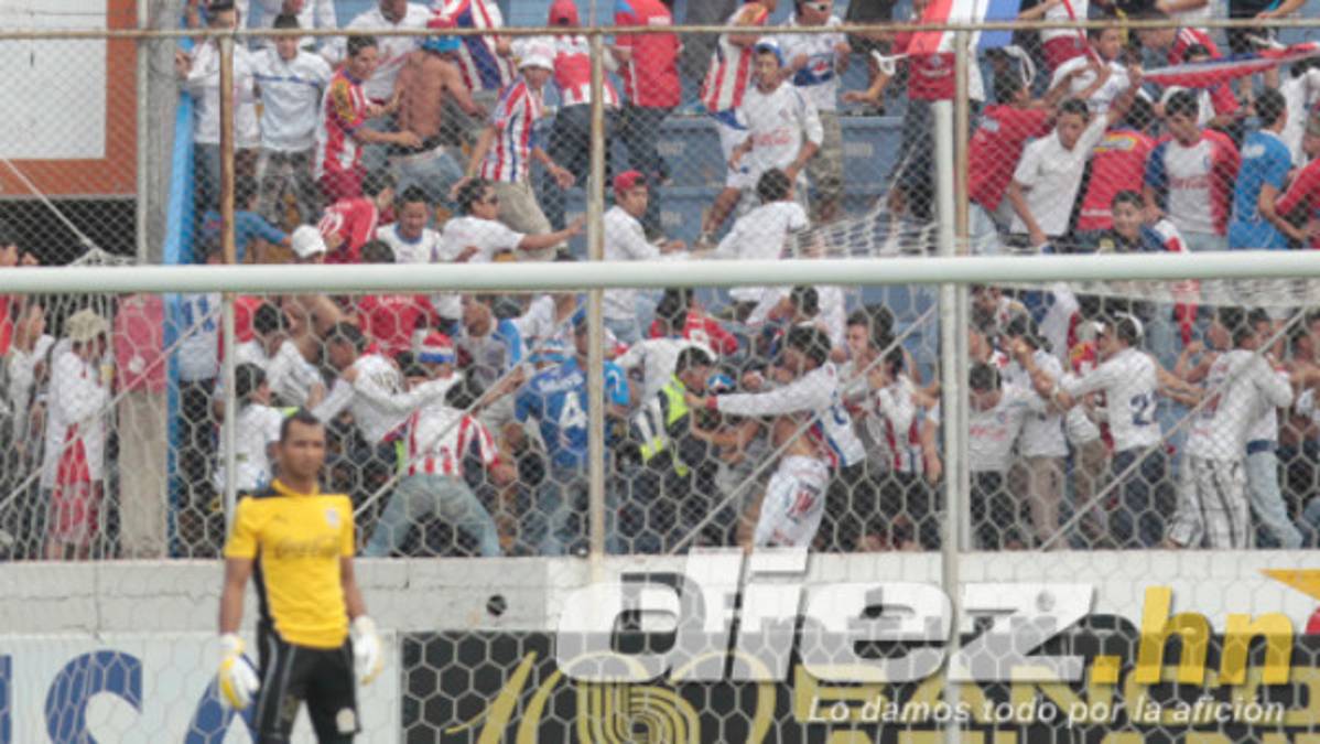 Aficionados del Olimpia agreden a policías